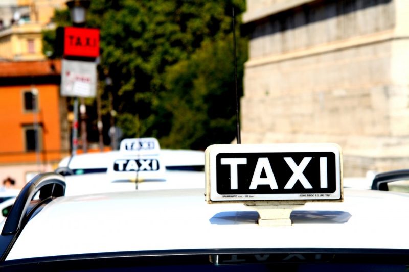 taxis-TOURETTE DU CHATEAU-min_taxi_auto_rome_road_white-1051610